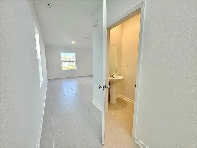 1938 Sarah St — Photo 10