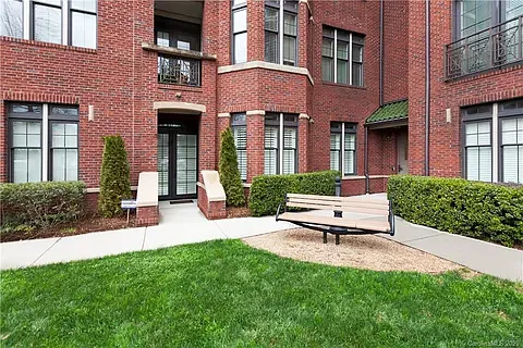 2810 Selwyn Ave — Photo 2