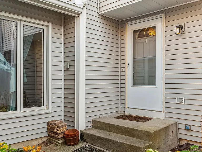 527 Winston Ln — Photo 15