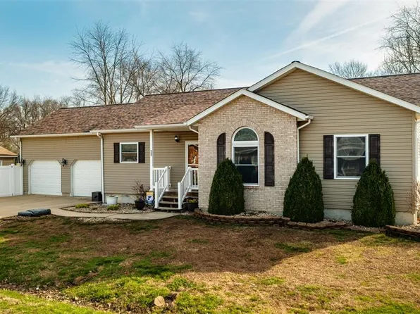 922 S Edwardsville St, Staunton, IL 62088