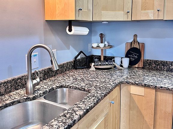 3rd image of 20 William St APT 8