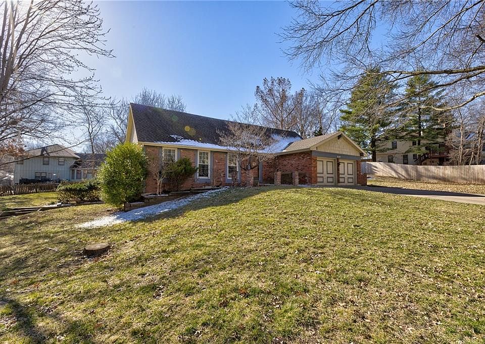 1st image of 8107 NW Twin Oaks Dr