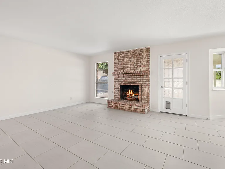 936 Oneida Dr — Photo 4