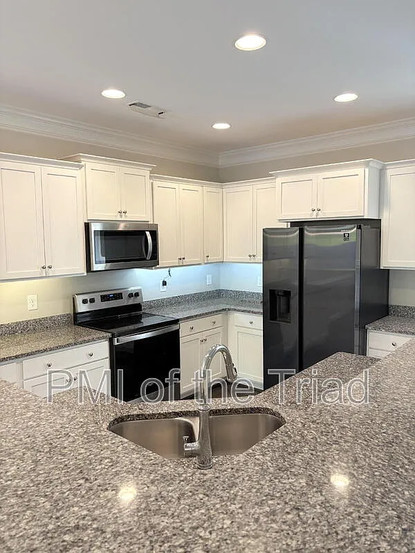 3 bed, 2.5 bath, 1780 sqft, $1,900 — Photo 3