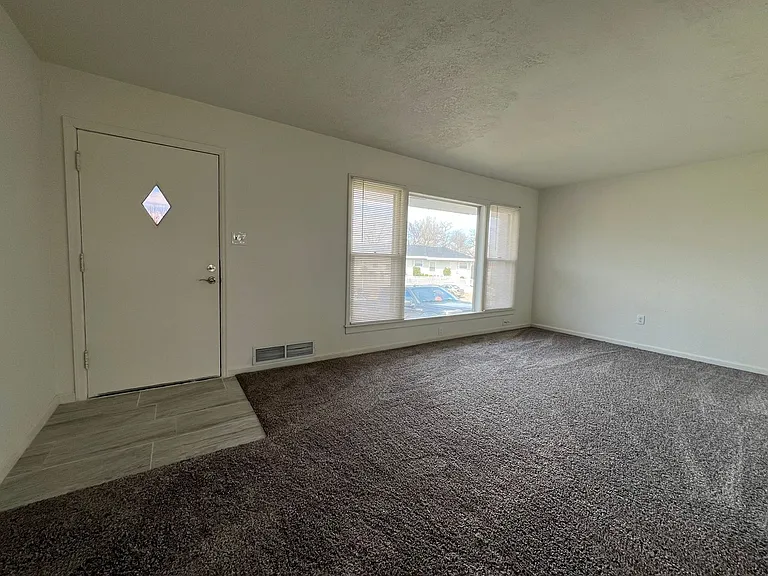 1120 NW Carroll Dr — Photo 2