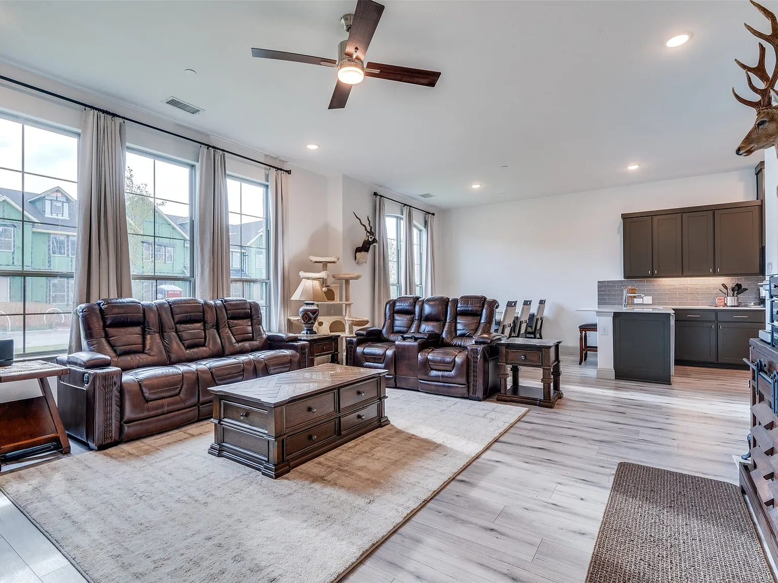 3 bed, 2.5 bath, 2257 sqft, $3,100 — Photo 4