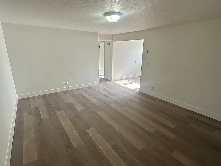 723 W 19th St #4 — Photo 4