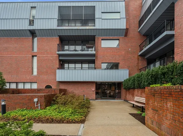 75 Grove St APT 227, Wellesley, MA 02482
