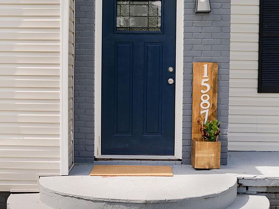4th image of 1587 Henley St