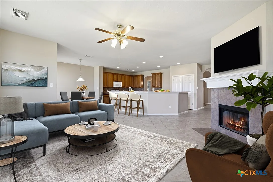 4 bed, 2.5 bath, 2652 sqft, $2,600 — Photo 2