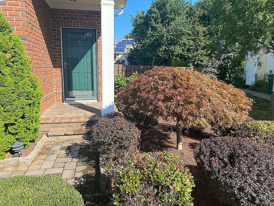 2nd image of 5 Hawthorn Dr