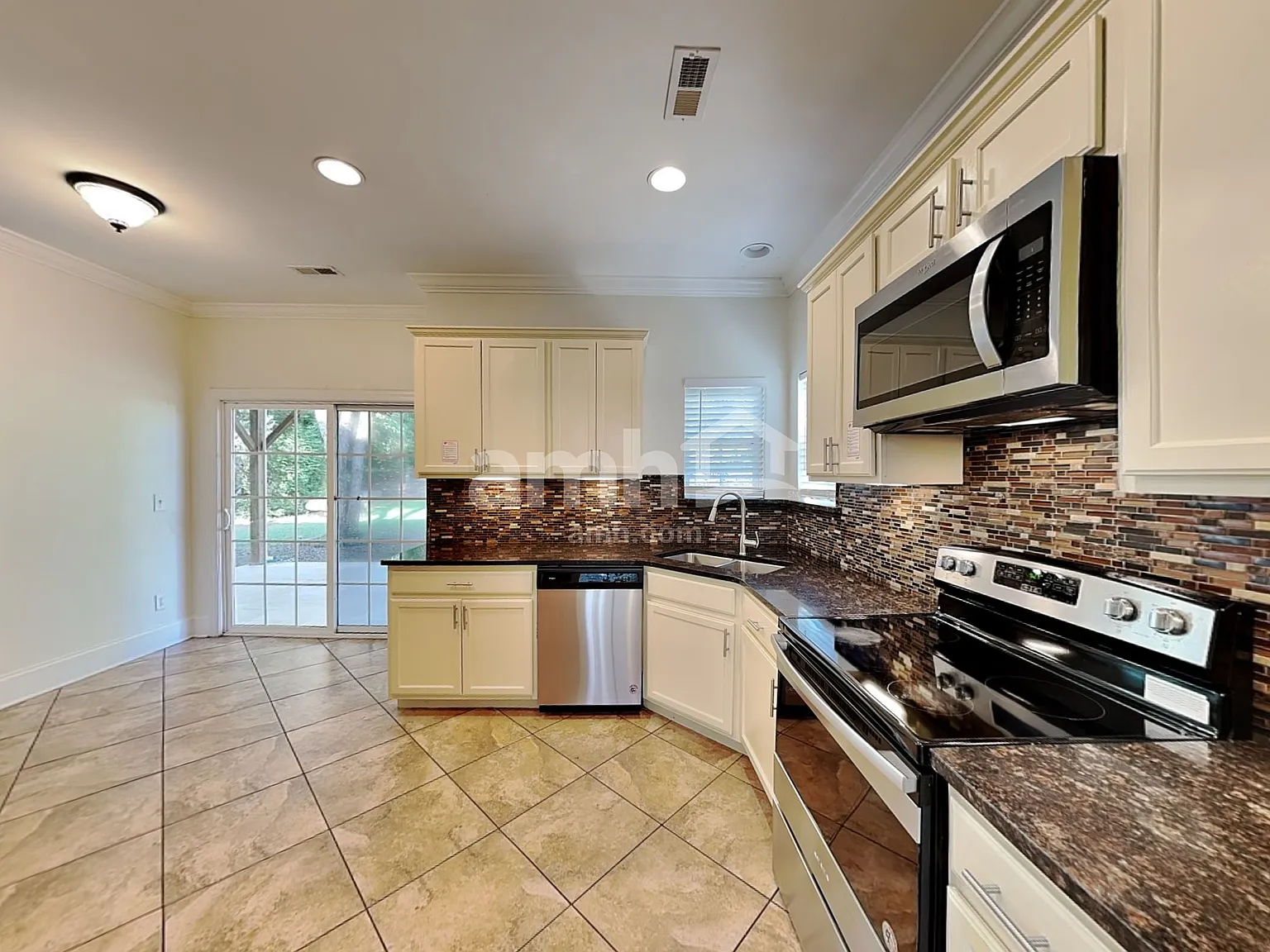 4 bed, 2.5 bath, 2022 sqft, $2,320 — Photo 3