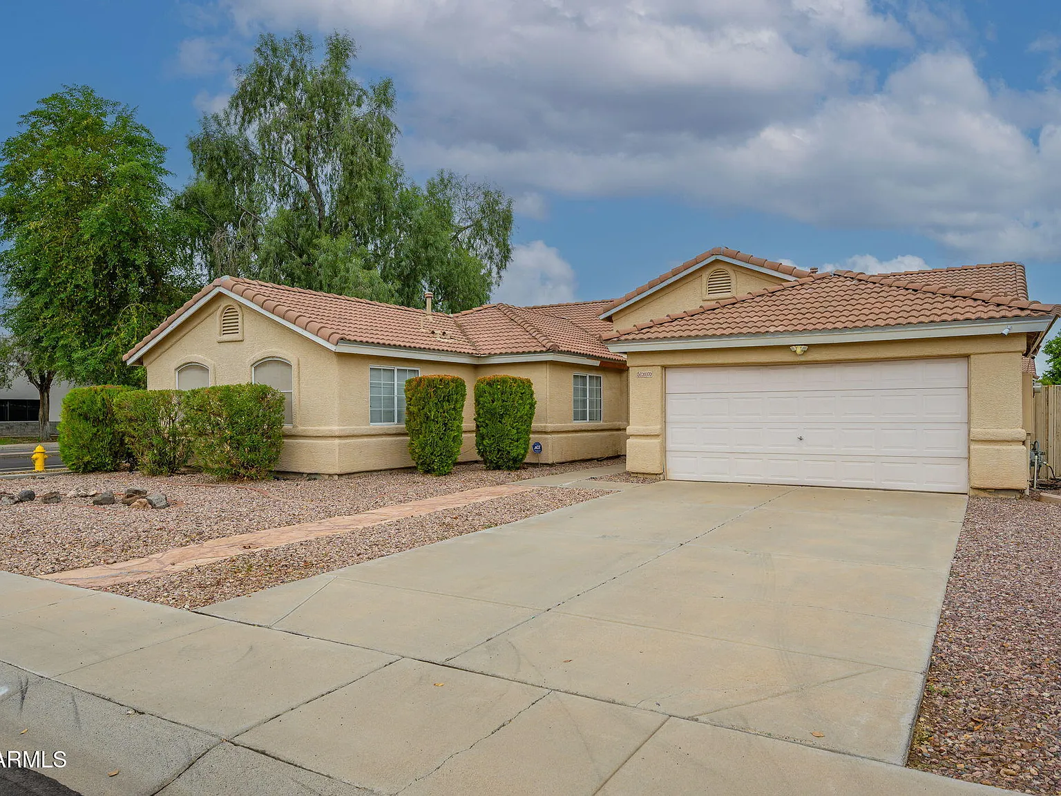 5 bed, 2.5 bath, 2622 sqft, $3,000 — Photo 2