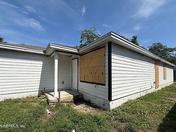 2nd image of 1030 8TH Street W