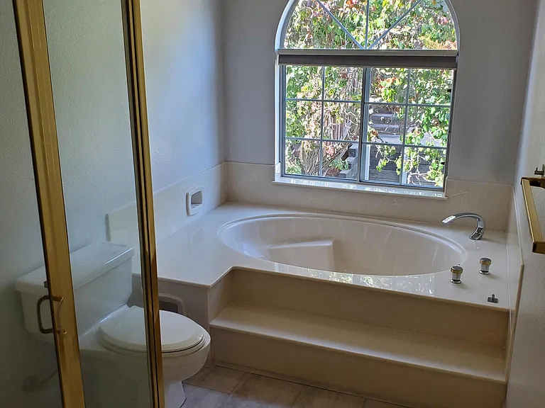 primary bath/shower/tub