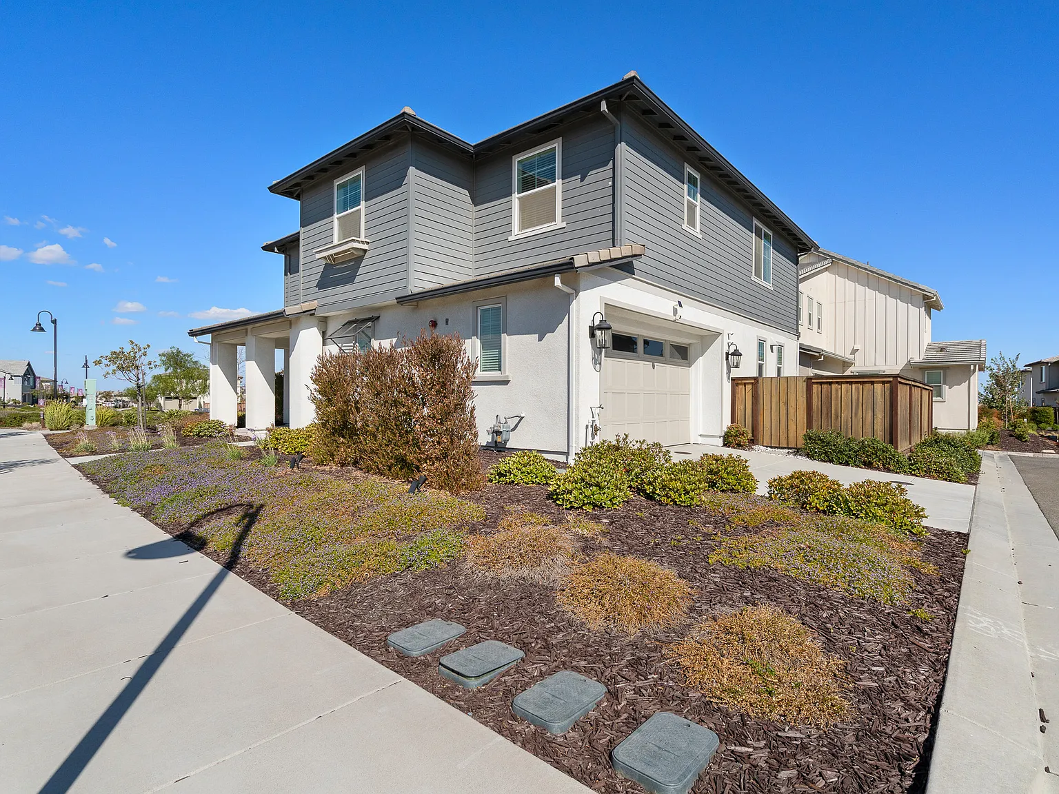 3 bed, 2.5 bath, 2364 sqft, $3,900 — Photo 3