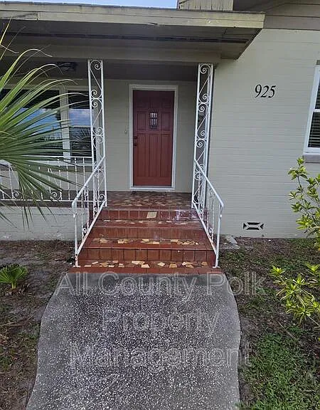925 Sikes Blvd — Photo 3