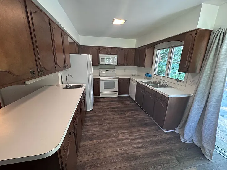212 Huron St — Photo 3