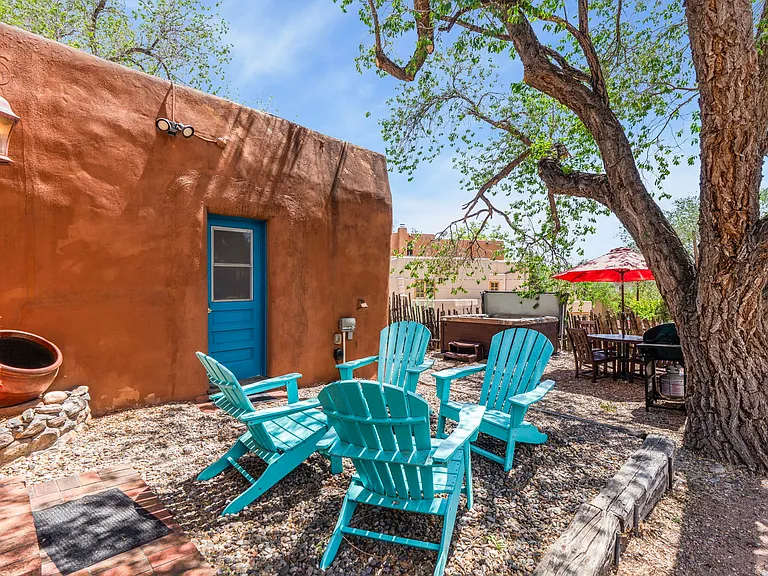 Exterior / Lounge