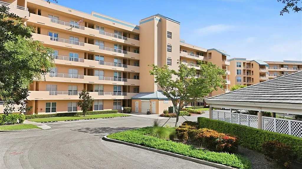 2 bed, 2.0 bath, 1256 sqft, $1,900 — Photo 2