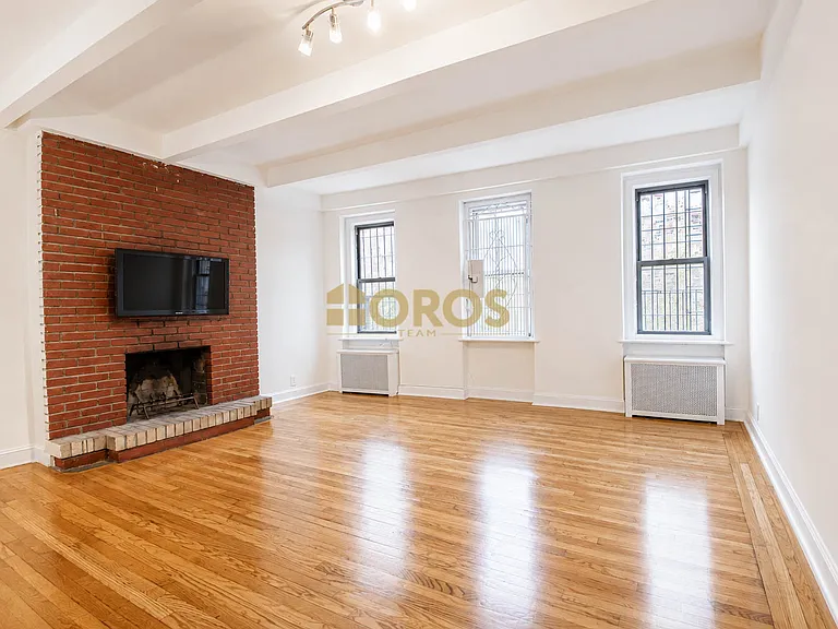 351 6th Ave #4R — Photo 2