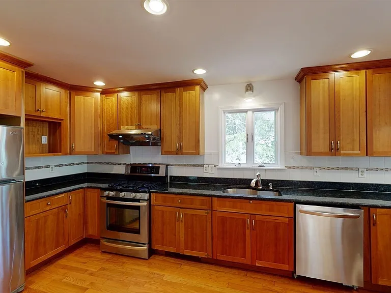 21 Albemarle Ave — Photo 3