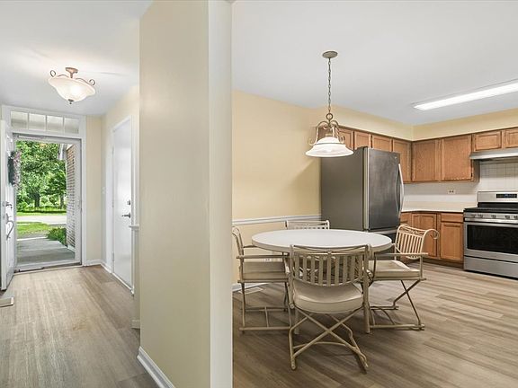 3rd image of 501 Grosse Pointe Cir