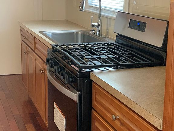 3rd image of 598-600 Sandford Ave #1