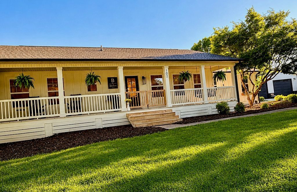102 Meadowridge Dr - Property Image