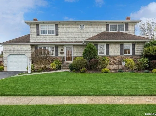 99 N Burling Lane, West Islip, NY 11795