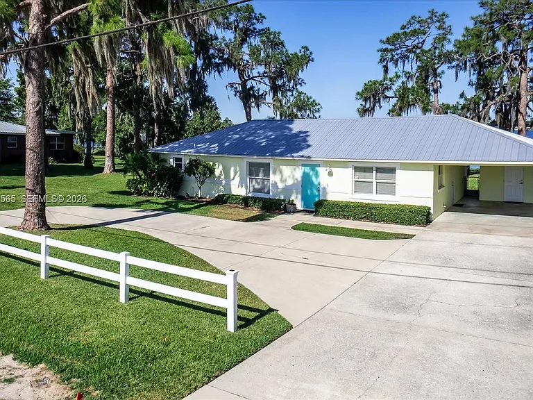 924 Lake Dr E — Photo 42