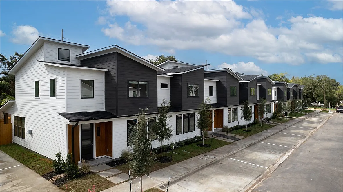 Building Photo - 211 Lynn Dr #101