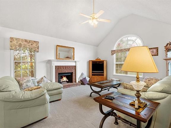 5th image of 130 Orchard Way SE