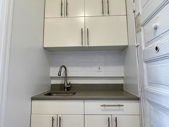 3rd image of 191 Grand St APT 31