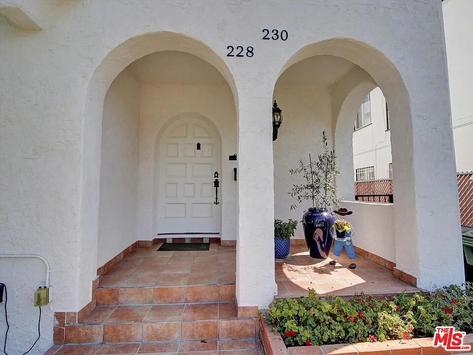 3 bed, 2.0 bath, 2400 sqft, $6,300 — Photo 3