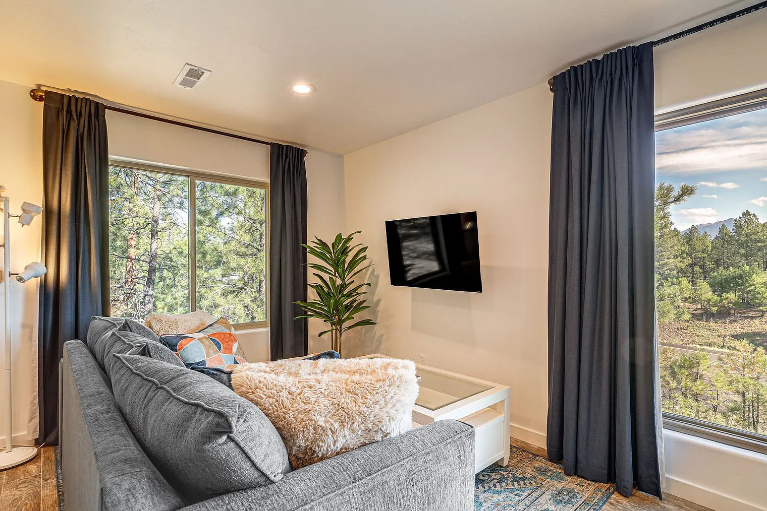 2 bed, 1.0 bath, 1593 sqft, $2,590 — Photo 1