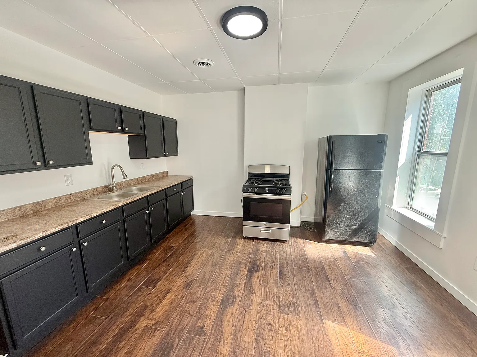 3 bed, $1,349 — Photo 2