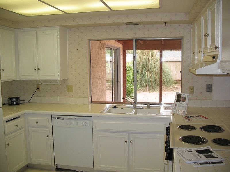 Bright, convenient kitchen
