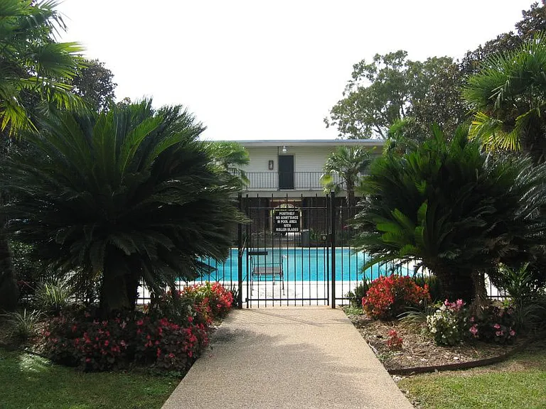Chateau Lafayette Apartments — Photo 17