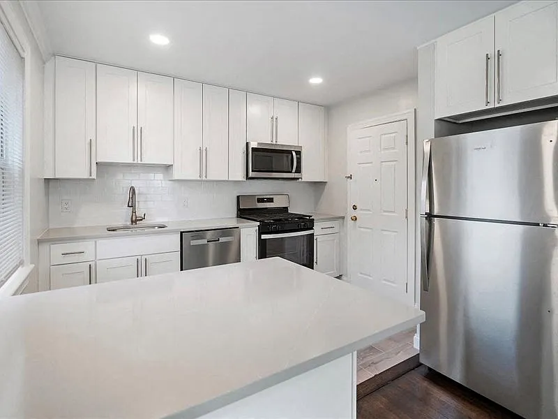Larch Gardens Apartments — Photo 1