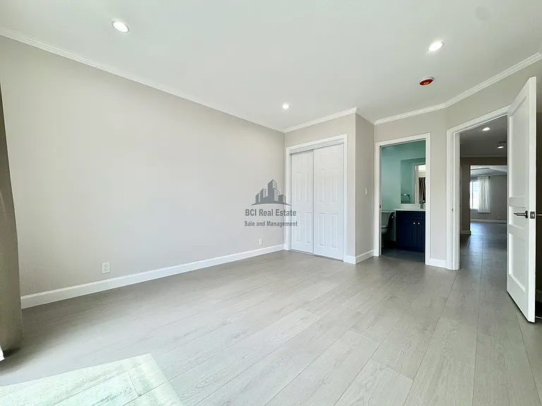 2114 35th Ave — Photo 24