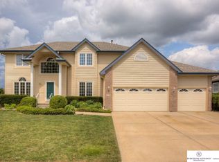 2120 Crest Ridge Dr, Papillion, NE 68133