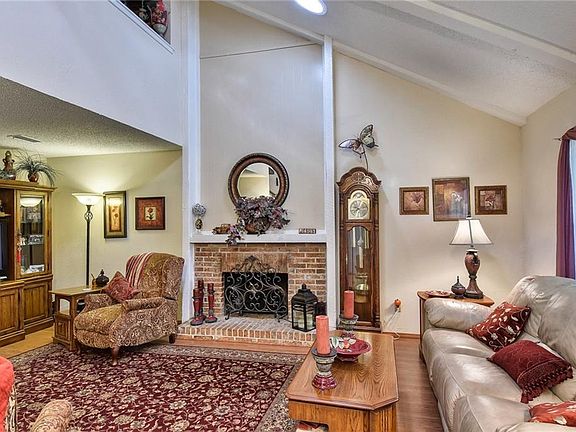 5th image of 401 Twin Oaks Ct