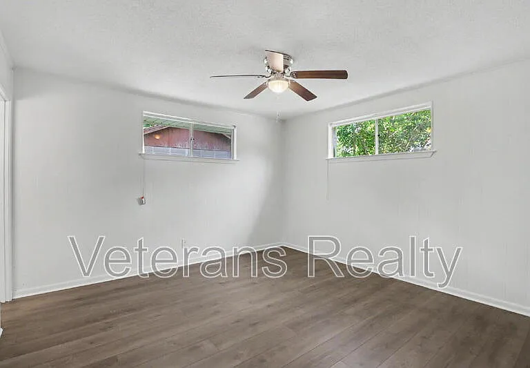 111 Valentine Dr — Photo 17