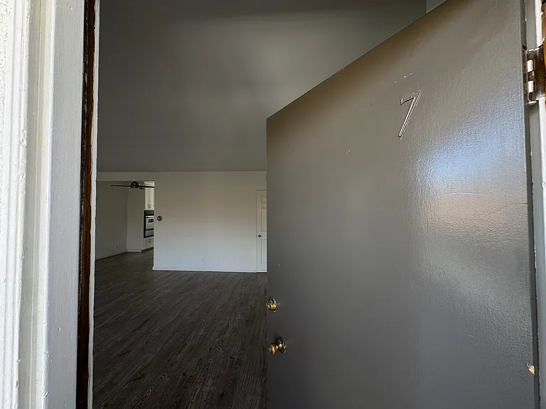 917 6th St #7 — Photo 17