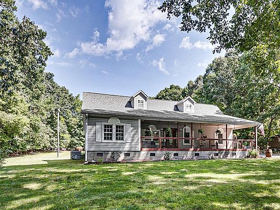 3rd image of 2207 Millcroft Rd