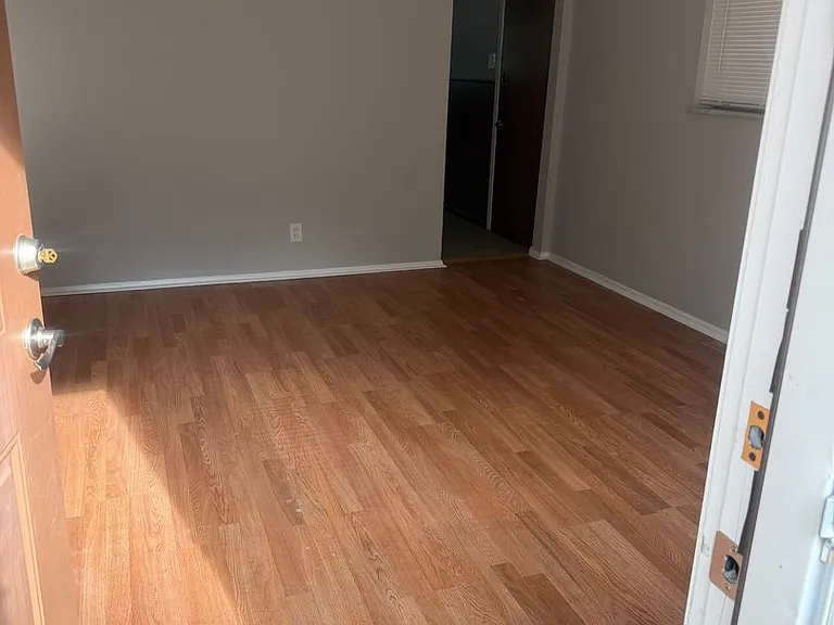 (357) 3961-63 Jane — Photo 2
