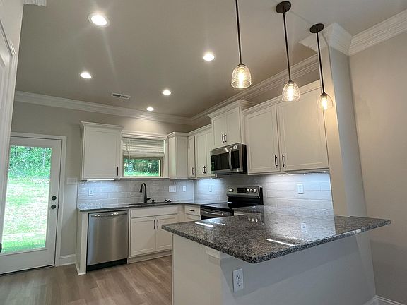 4th image of 146 Midpark Dr