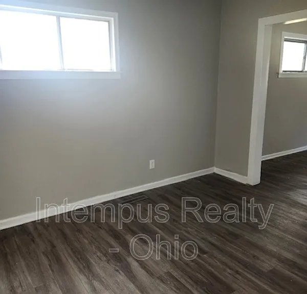 3925 Irwin Ave — Photo 6