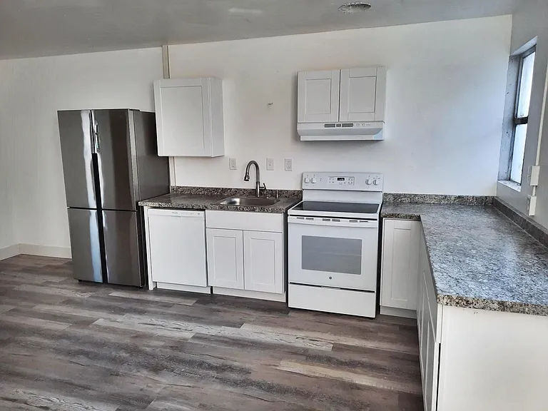 621 SW 3rd St #3 — Photo 2